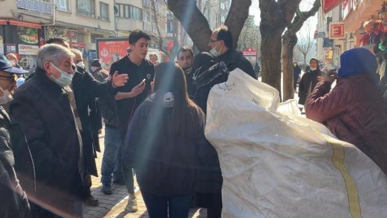 Belediye çalışanları ve kağıt toplayıcı kadın arasında ‘atık’ tartışması