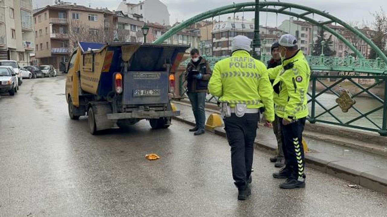 Kamyonun altında kalan işçi az kalsın canından oluyordu