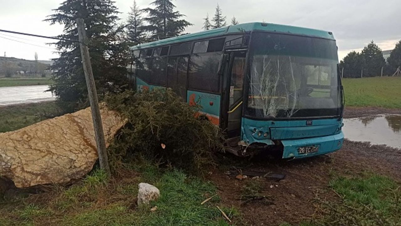 Eskişehir'de halk otobüsü ağaçlara çarptı: 3’ü çocuk 4 yaralı