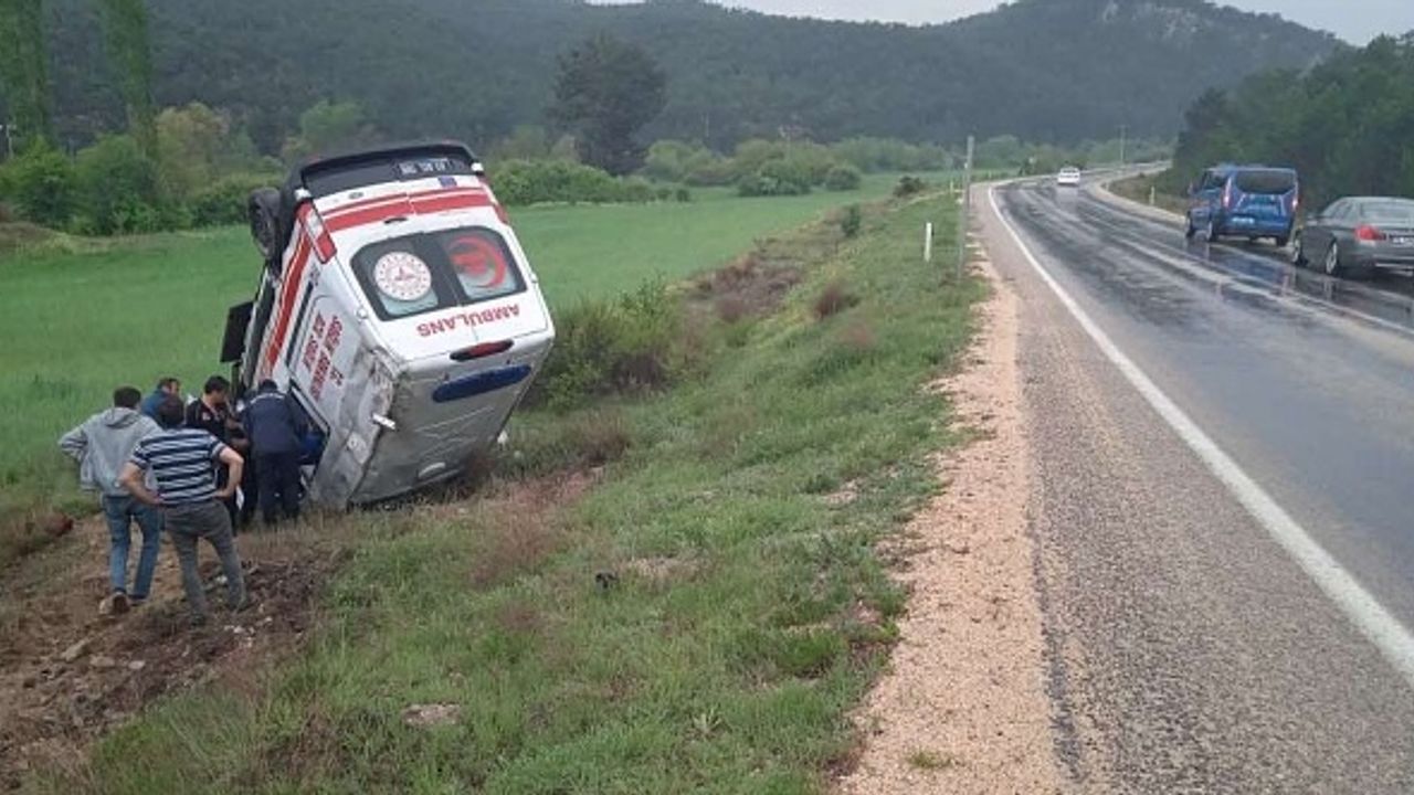 Eskişehir'de hasta naklinden dönen ambulans şarampole devrildi: 3 yaralı