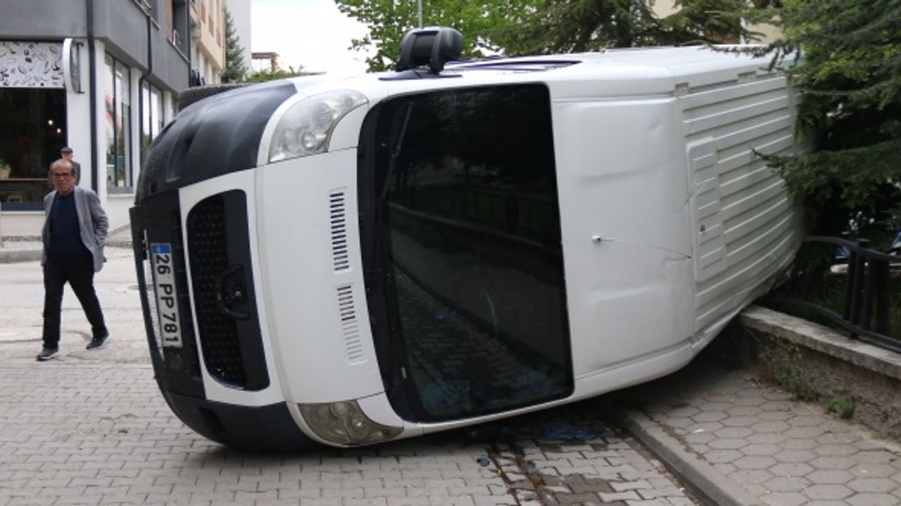 Yolcu minibüsünün çarptığı panelvan araç bahçe duvarına devrildi