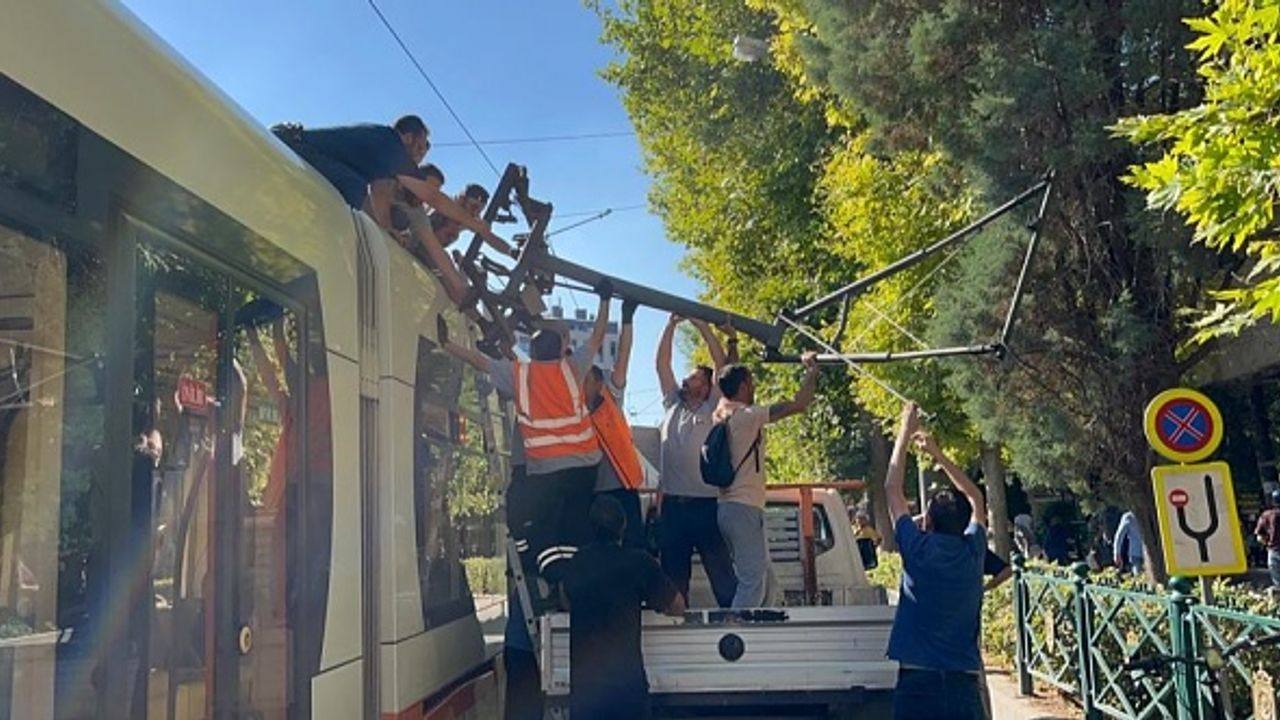 Elektrik bağlantı çubuğu kırılan tramvay yolda kaldı