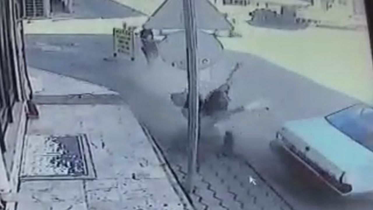 Savrulan otomobil yolda yürüyen adama işte böyle çarptı