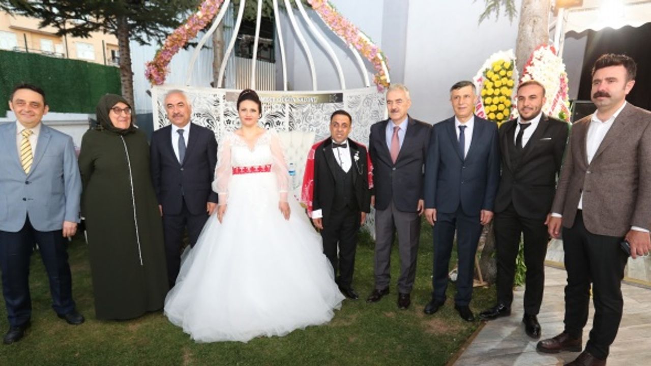 Vali Akyıldız ve Bakan Yardımcısı Ersoy, şehit kardeşinin düğününe katıldı