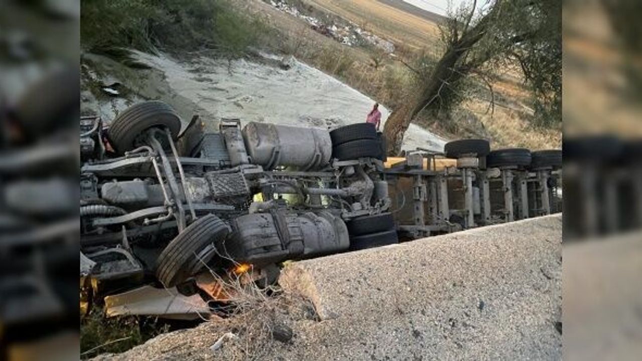 Dere yatağına devrilen tırın sürücüsü hayatını kaybetti