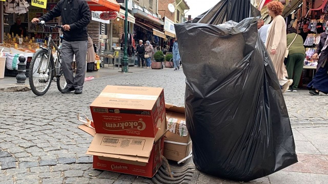 Çöp kutusu olmayınca sokaklar çöp poşetiyle doldu