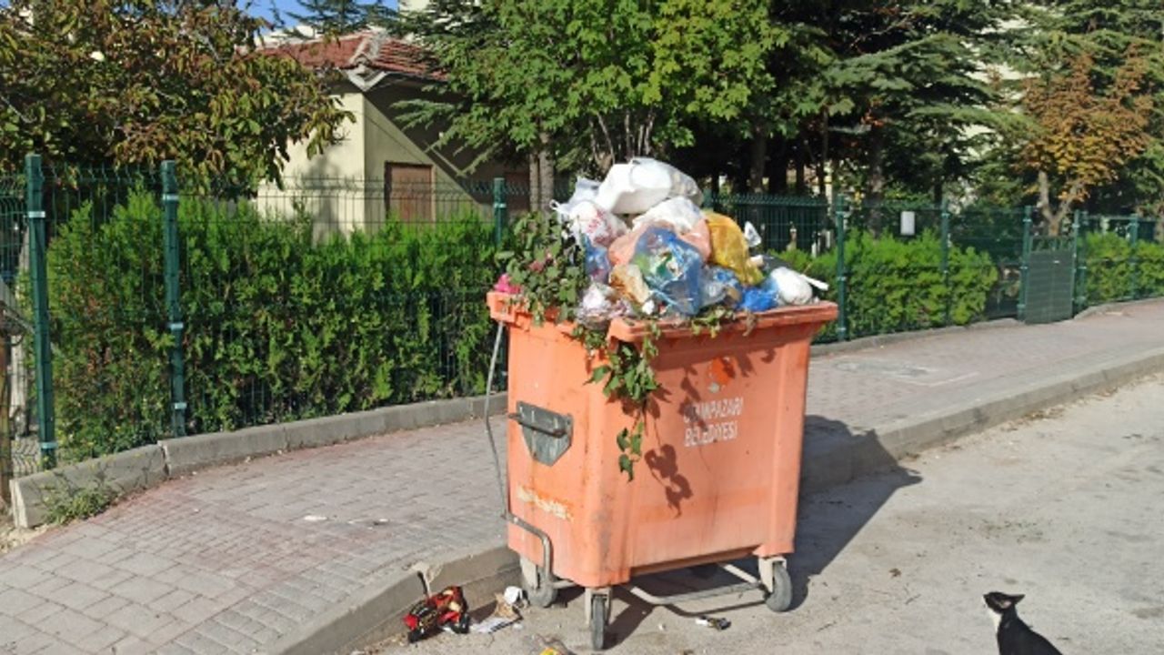 Vatandaşın kırık çöp konteyneri ile imtihanı
