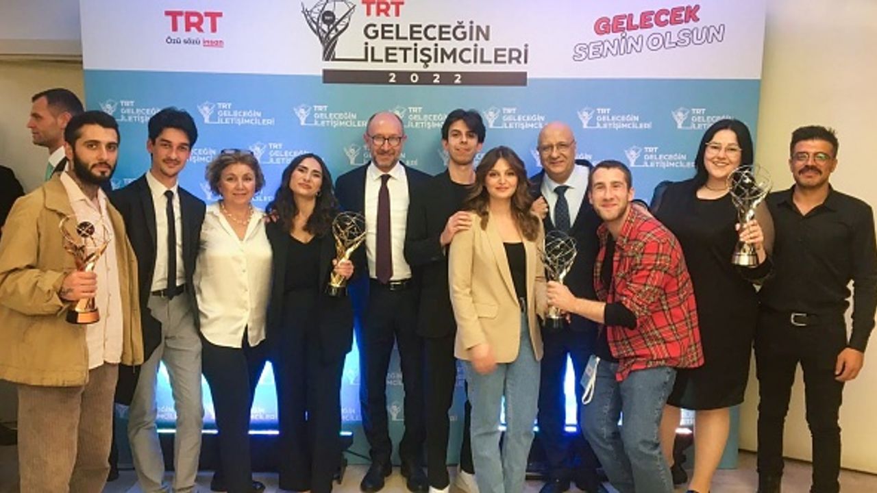 Anadolu Üniversitesi öğrencileri 'TRT Geleceğin İletişimcileri Yarışması'ndan ödüllerle döndü