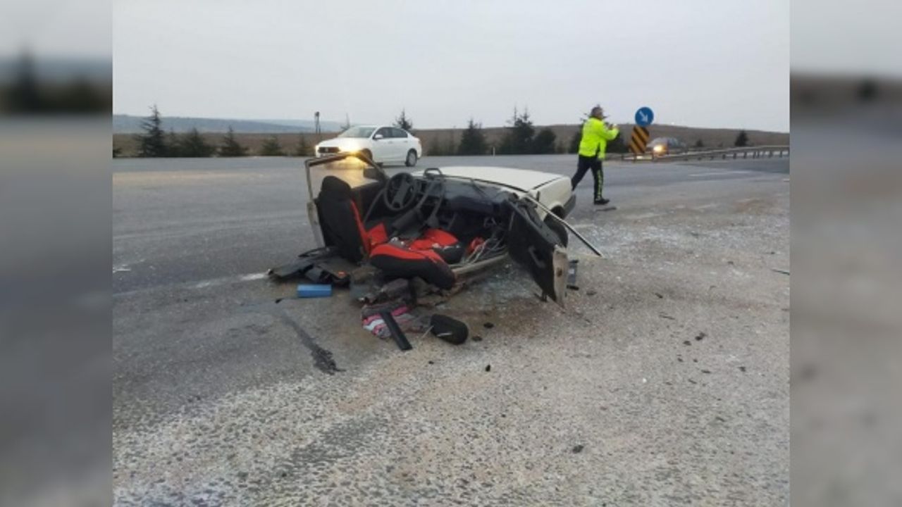 Cipin çarptığı Tofaş otomobil ortadan 2’ye ayrıldı