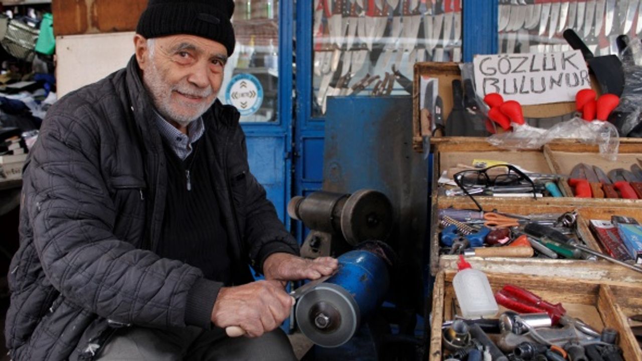 Tezgâhındaki bıçaklar 5 ayrı bileme işleminden geçiyor