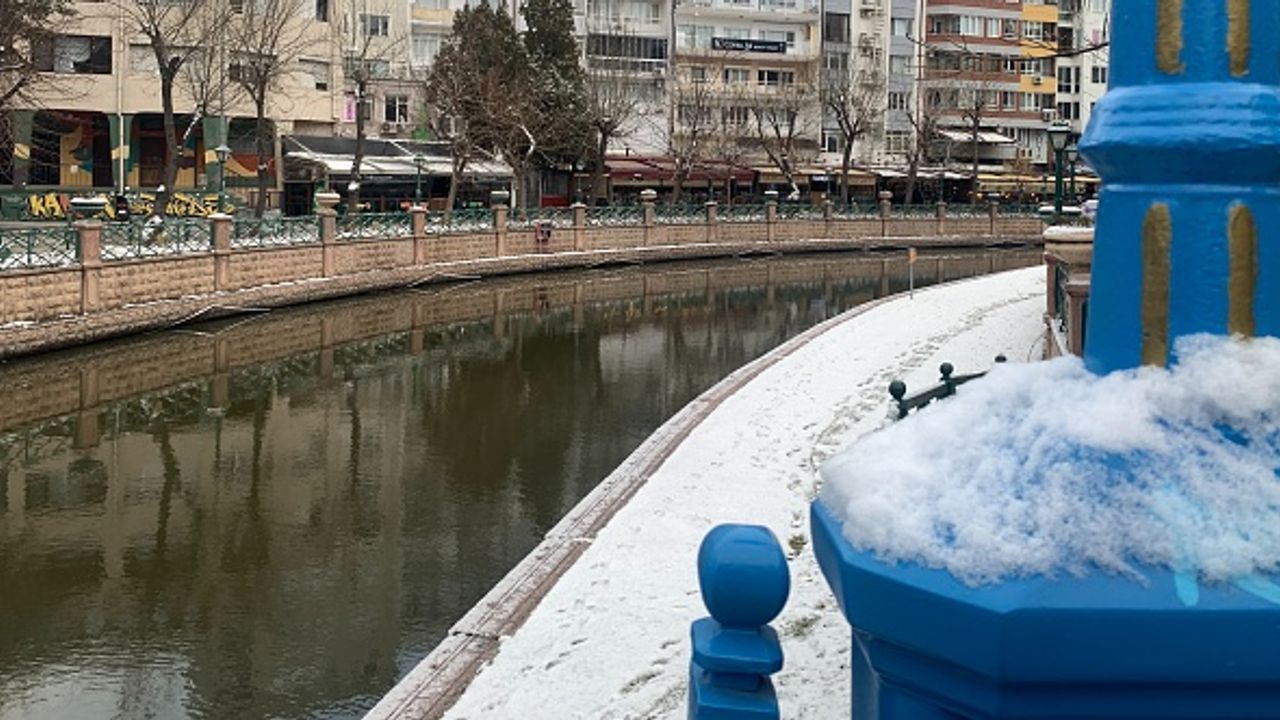 Eskişehir karla daha güzel: Yılın ilk karı şehir merkezine düştü