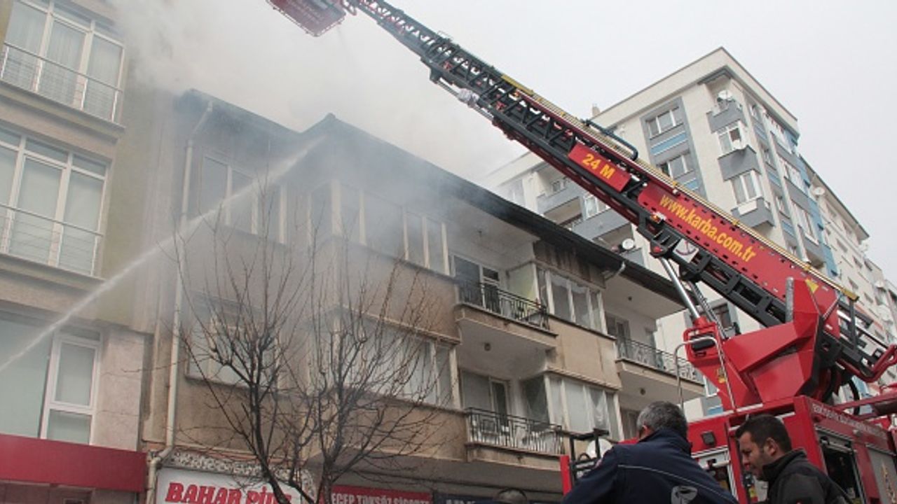 Eskişehir'de 2 katlı binada çıkan yangın paniğe neden oldu