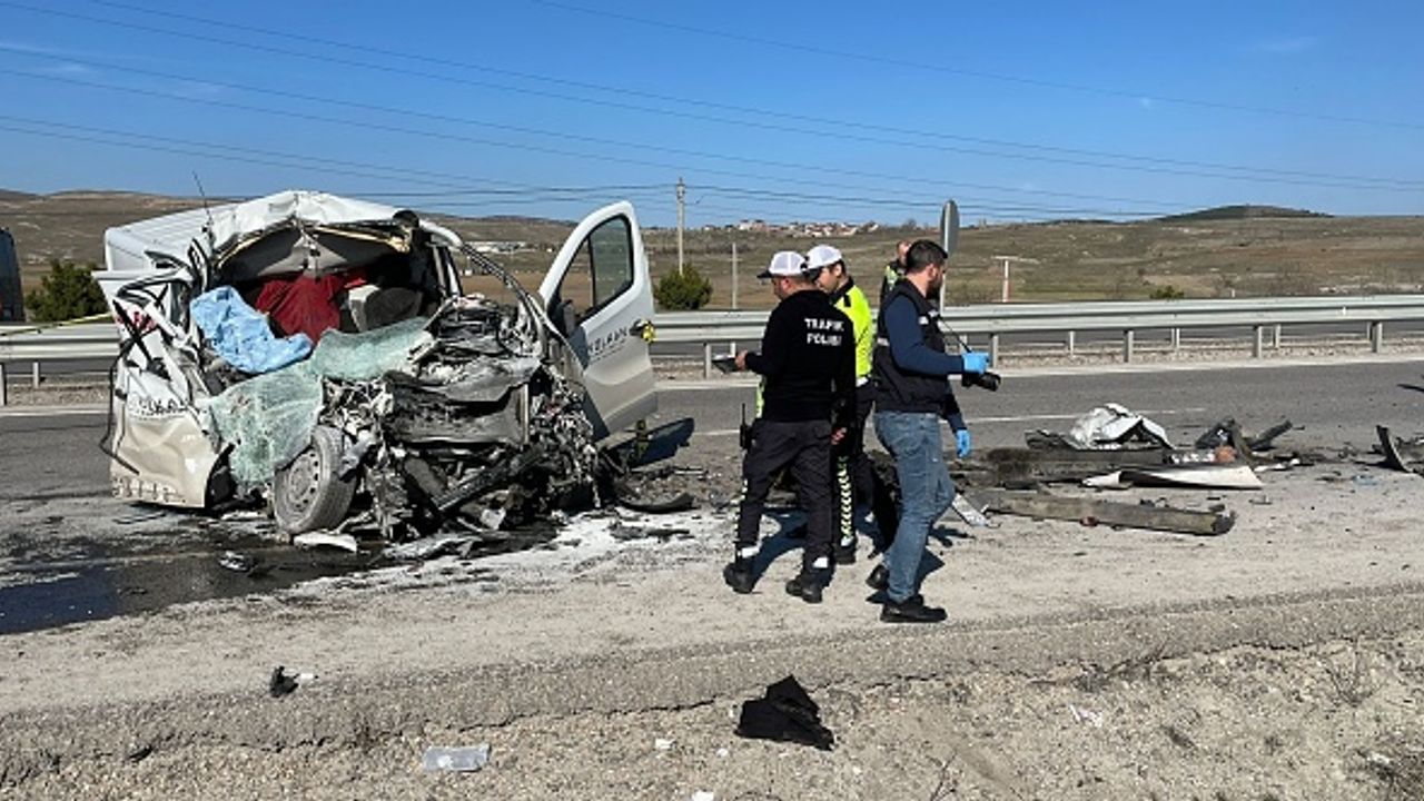 Eskişehir plakalı minibüs ile süt tankeri çarptı: 1 ölü, 1 yaralı