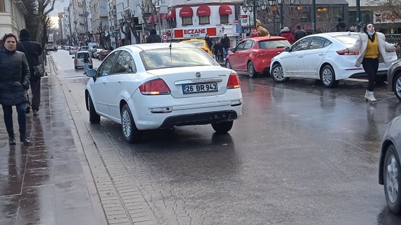 Eskişehir’de taksi ile otomobil çarpıştı