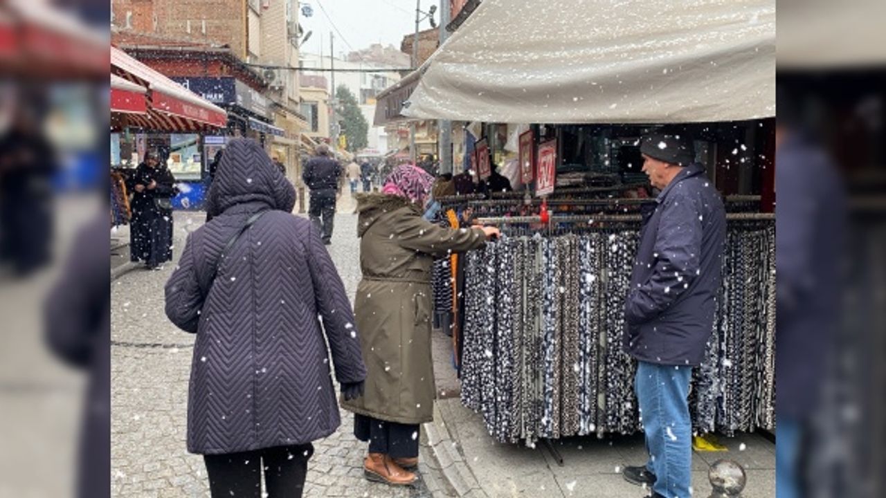 Karlı ve soğuk havaya rağmen alışveriş kalabalığı dikkat çekti