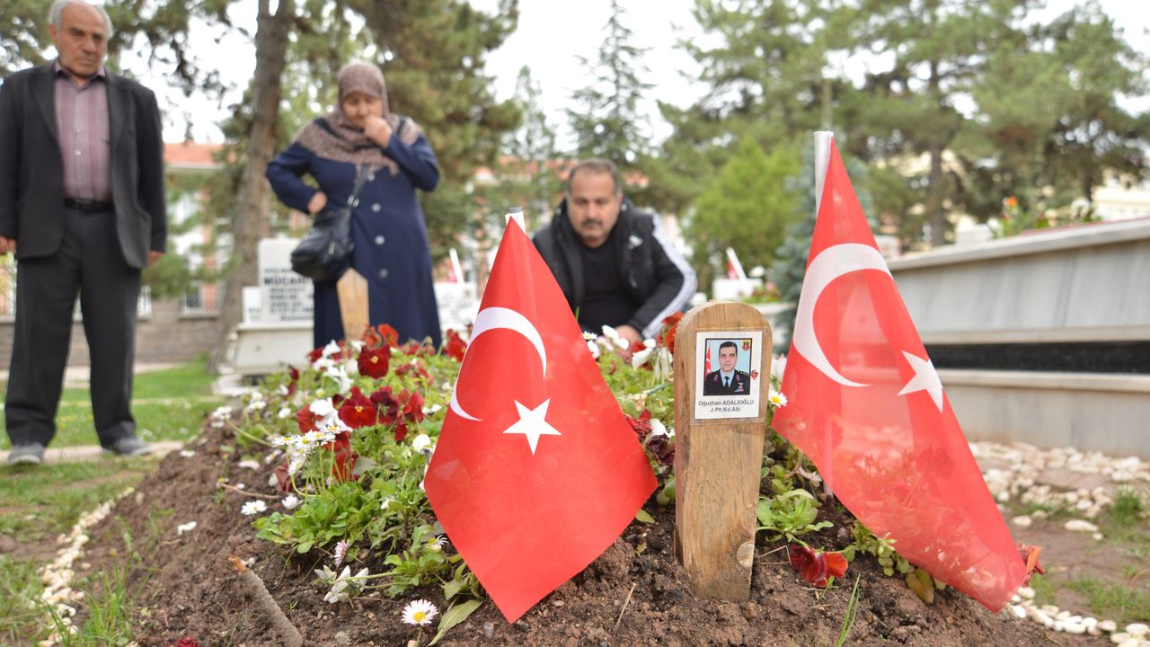 Kahramanmaraş'ta şehit olan evlatlarının mezarı başında bayramı karşıladılar