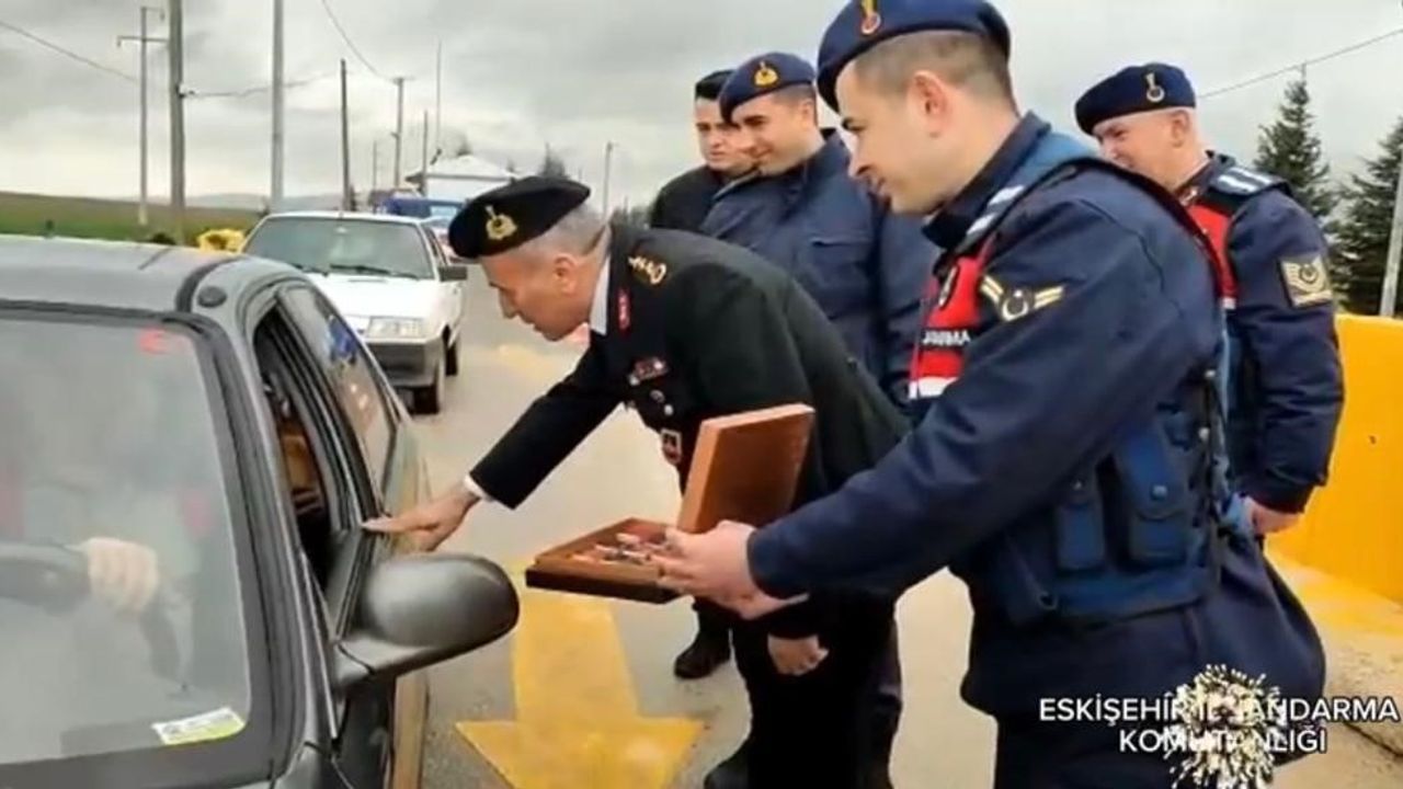 Jandarma ekipleri vatandaşlar ile trafik uygulamasında bayramlaştı