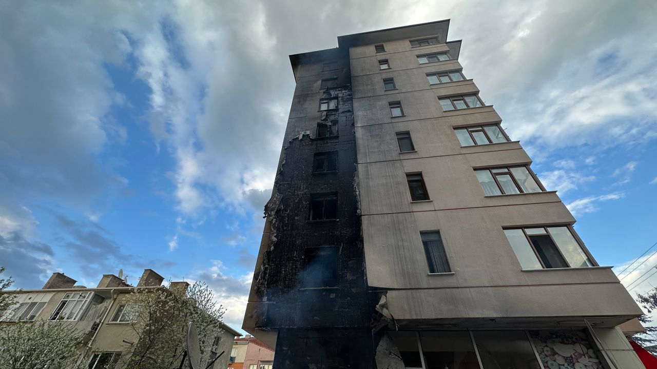 Eskişehir'de yangın: Alevler 7 katlı binayı sardı