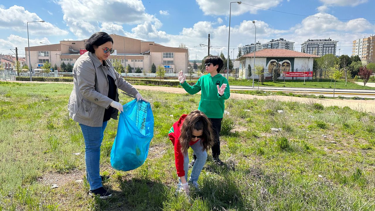 Eskişehir’de Rus gönüllüler poşetlerce çöp toplayıp ardından piknik yaptı