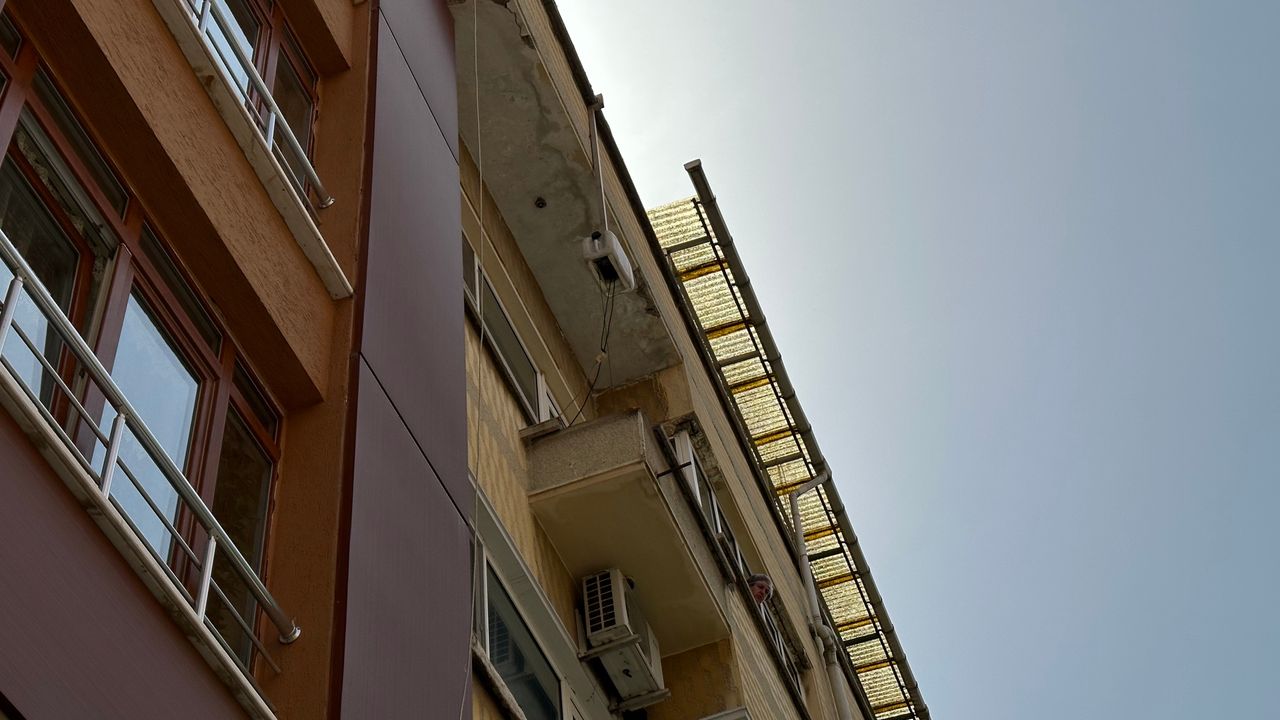 Binadan düşen beton parçaları vatandaşı tedirgin ediyor
