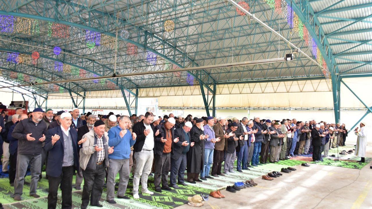 İnönü'de binlerce kişi yağmur duası için toplandı
