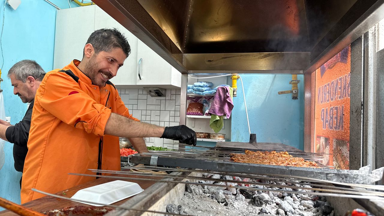 Depremin yıktığı Hatay'dan Eskişehir'e gelen kebapçı siparişlere yetişemiyor