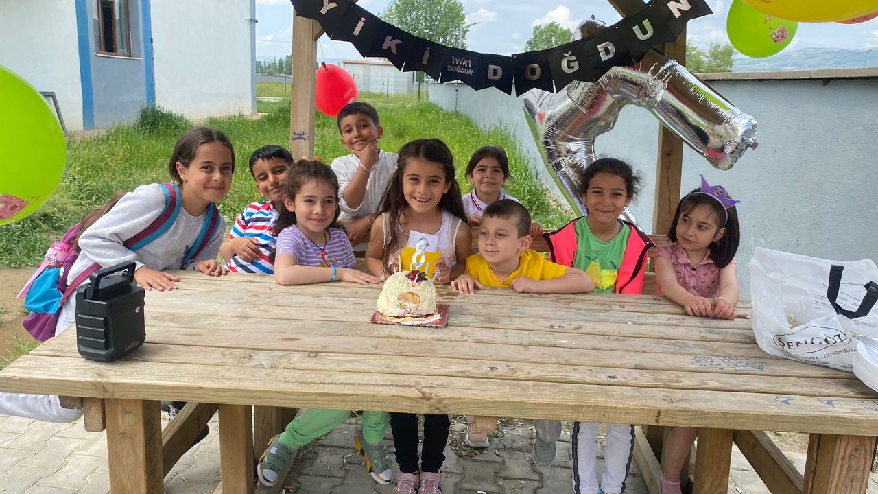 KYK yurdunda yaşayan depremzede çocuğa sürpriz doğum günü kutlaması