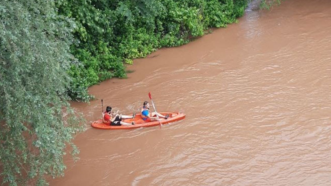 ESDAG üyeleri debisi yükselen Sakarya Nehri’nde kano yaptı