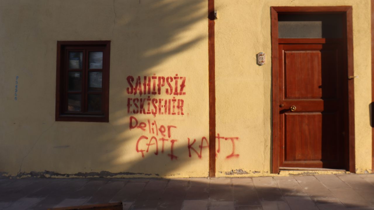 Eskişehir duvarlarında 'sahipsiz Eskişehir' yazısı çoğalıyor