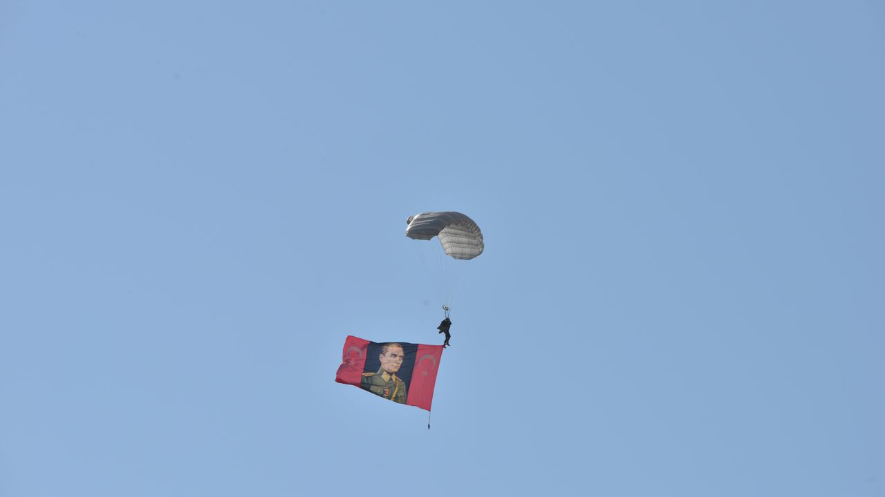 Eskişehir'de jandarma ve TSK’dan nefes kesen paraşüt gösterisi