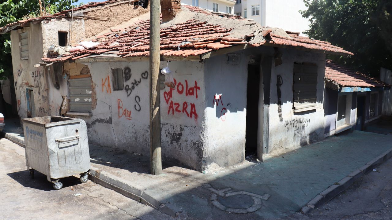 Eskişehir’deki virane ev sokak sakinlerine endişe veriyor