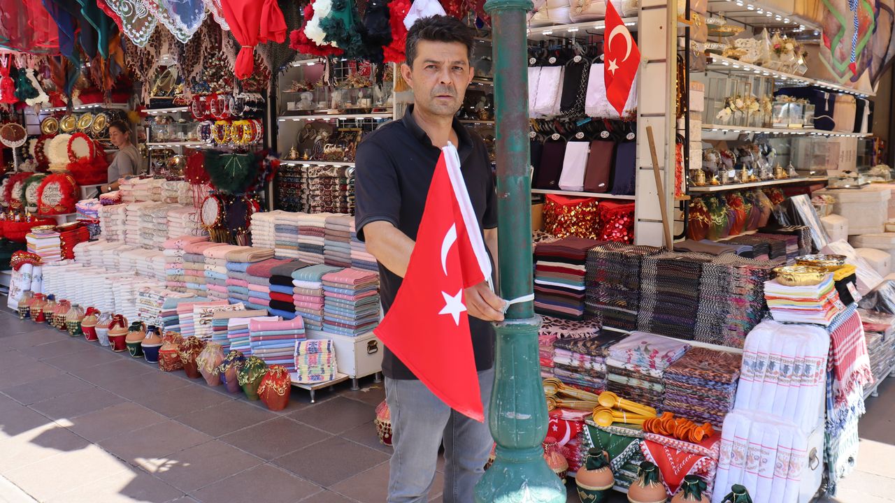 Elektrik direğine Türk bayrağı asan esnaf aldığı uyarıya şaşırdı kaldı