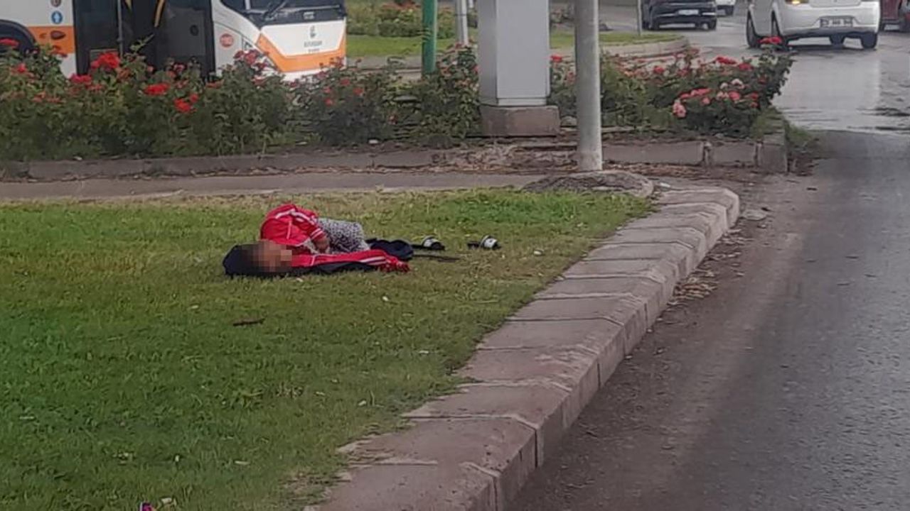 Yağmurlu havada yatan çocuğu gösterip para dilendiği iddiası