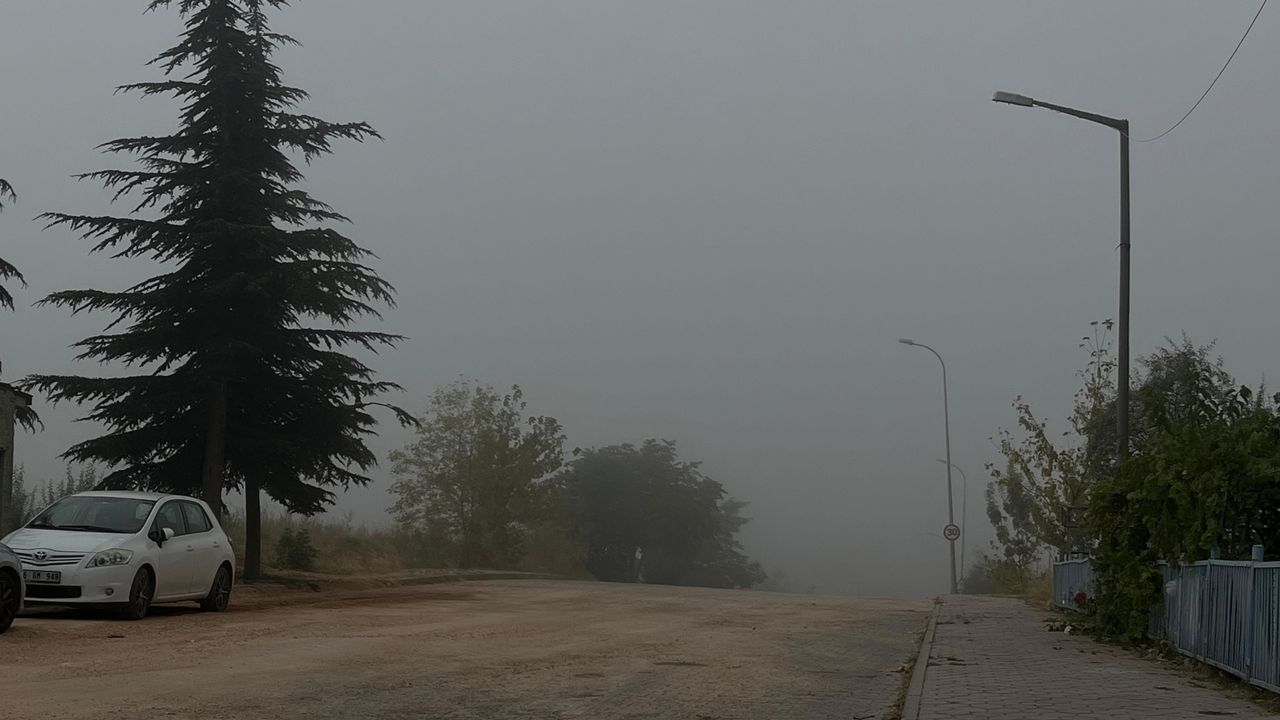 Eskişehir'in bazı bölgelerinde sabah saatlerinde sis hakim oldu
