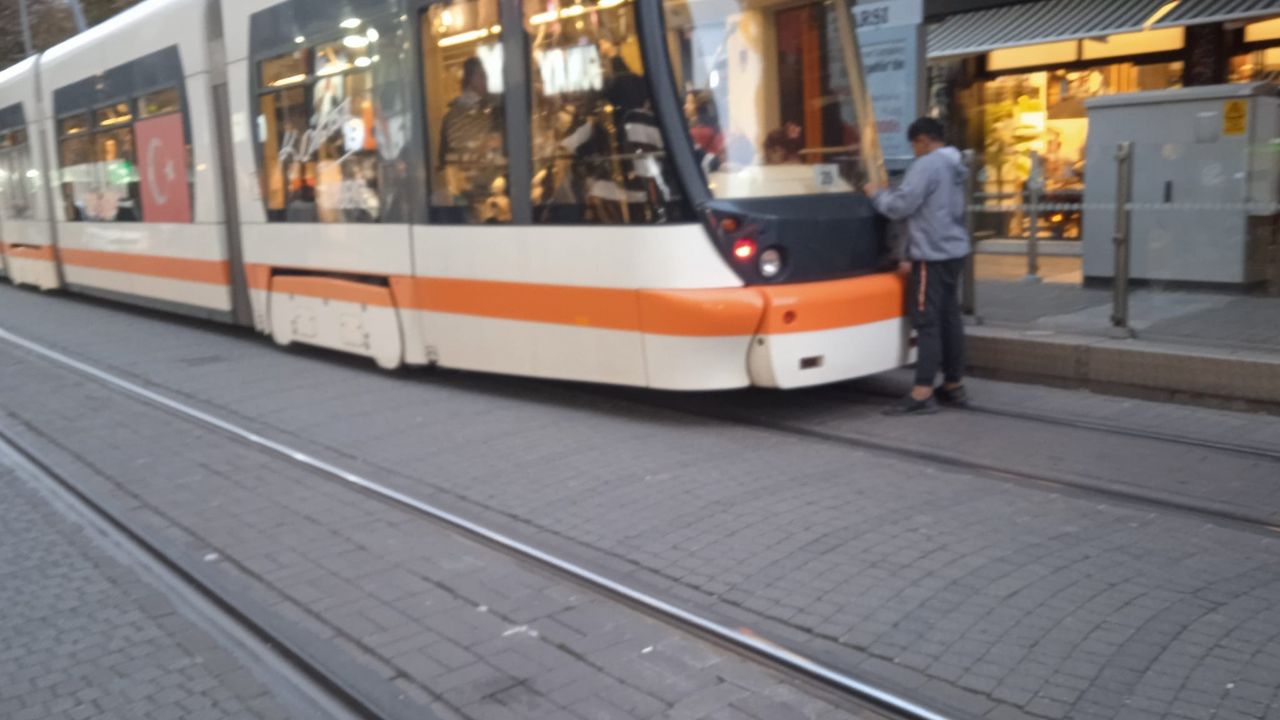 Eskişehir’de bir çocuğun tramvaya tutunma çabası hayret ettirdi