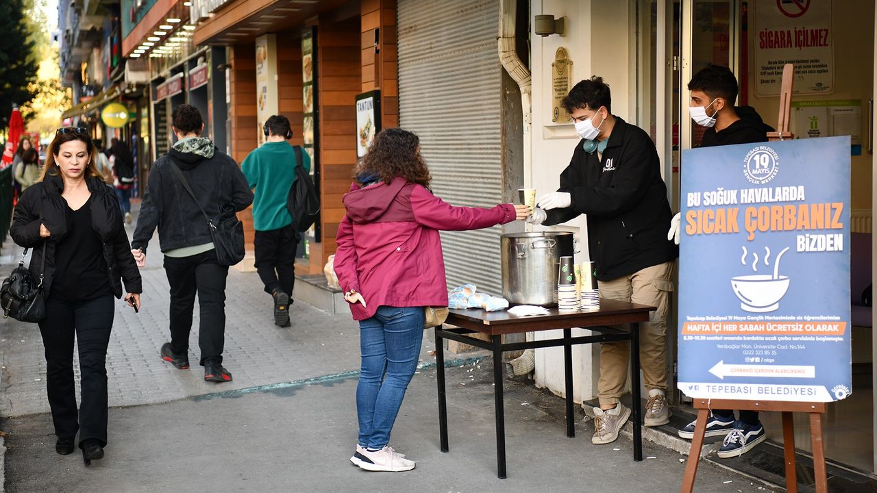 Eskişehir'de öğrencilere sıcak çorba ikramı devam ediyor