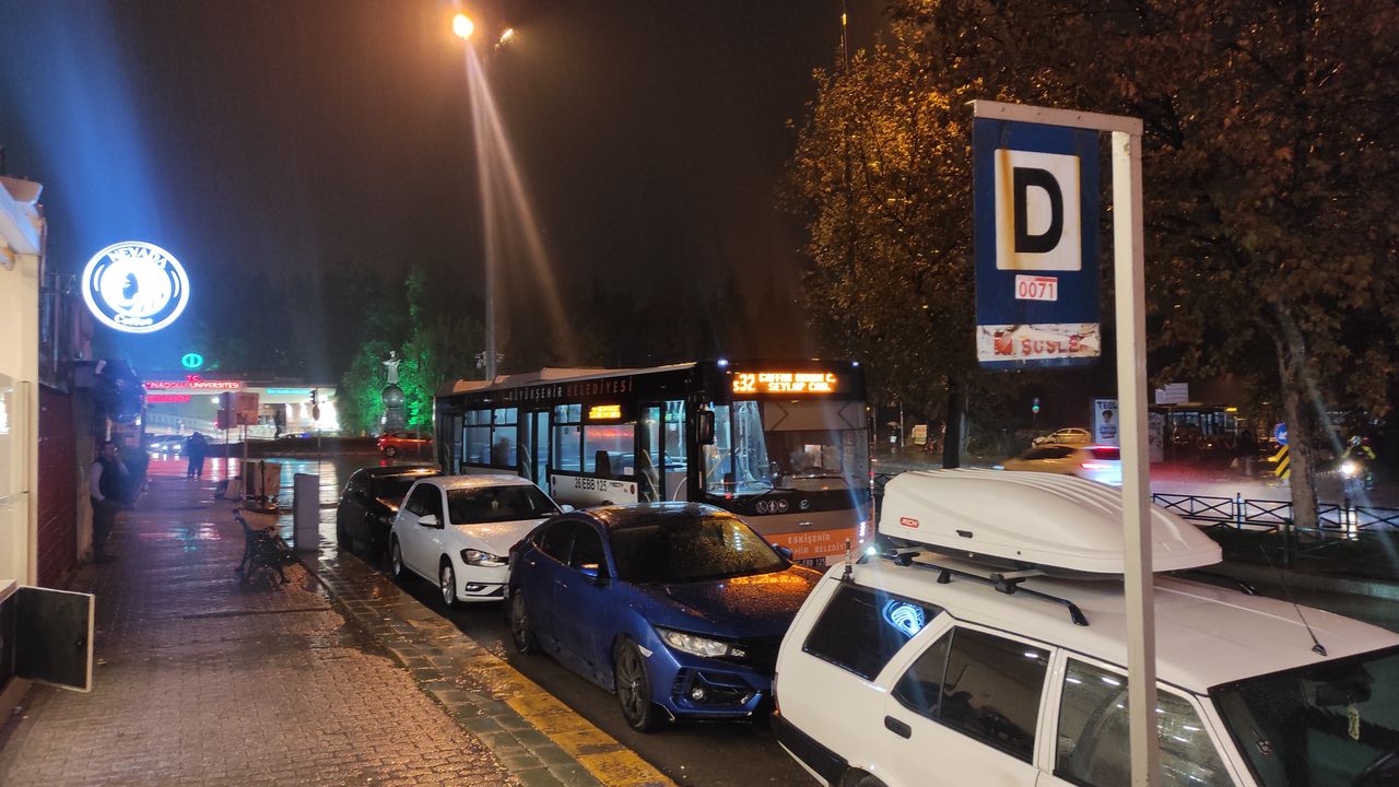 Bilinçsiz sürücüler otobüs duraklarını işgal ediyor