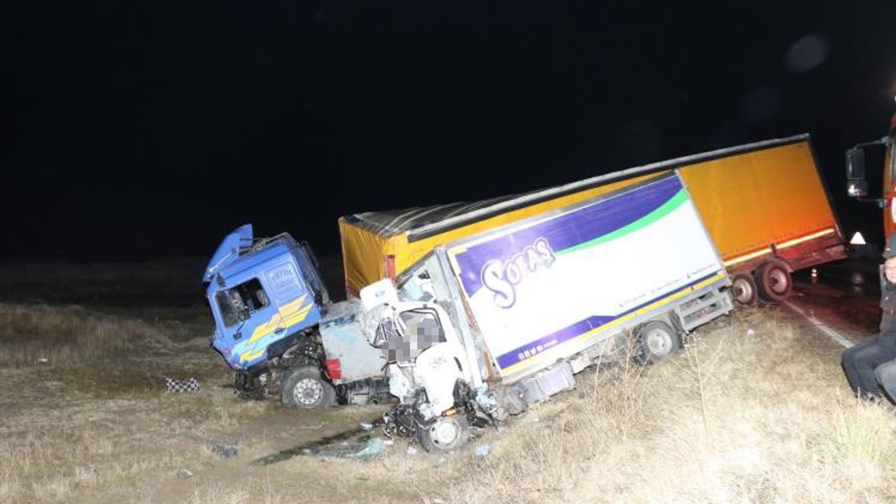 Eskişehir'de tır ile kamyonet kafa kafaya çarpıştı: 2 ölü