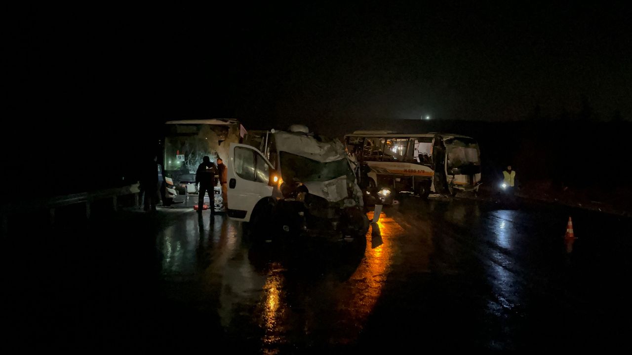 Eskişehir'de 2 belediye otobüsü ile 1 karavan çarpıştı: 2'si ağır 14 kişi yaralandı