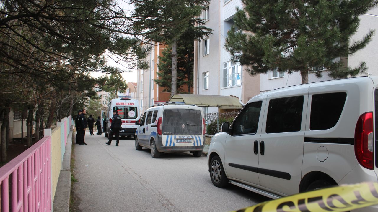 Eskişehir'de eşini 14 yerinden bıçaklayarak öldürdü: Dava ertelendi