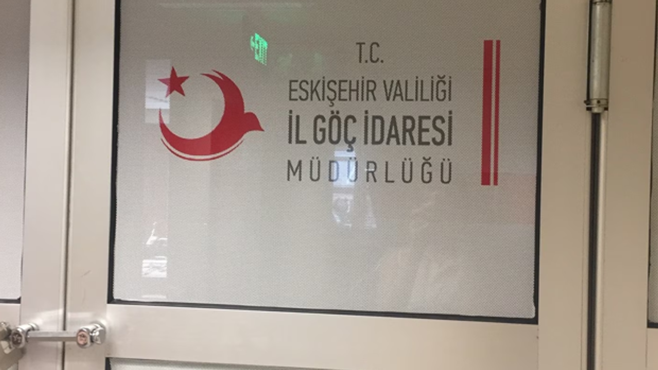 Eskişehir'de yakalanan 28 göçmen İl Göç İdaresi Müdürlüğü’ne teslim edildi