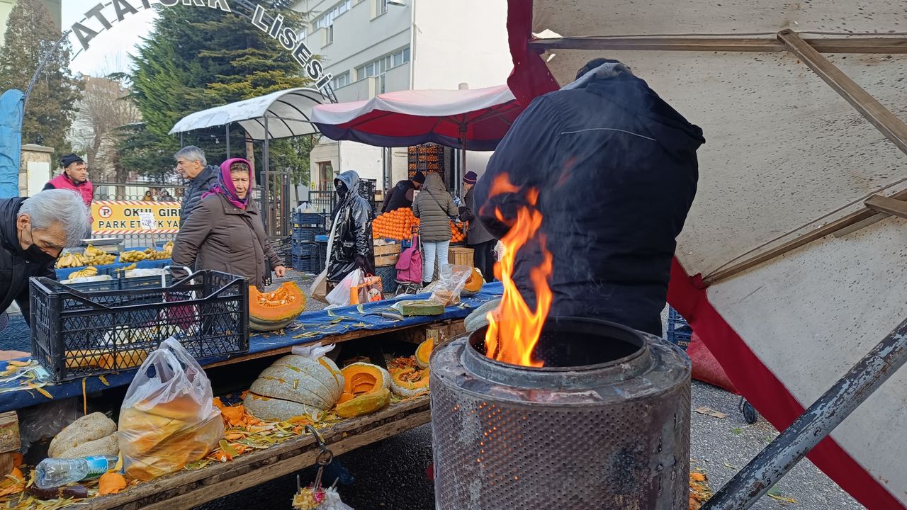 Eskişehir’de pazarcı esnafı emek parası için soğukla mücadele ediyor