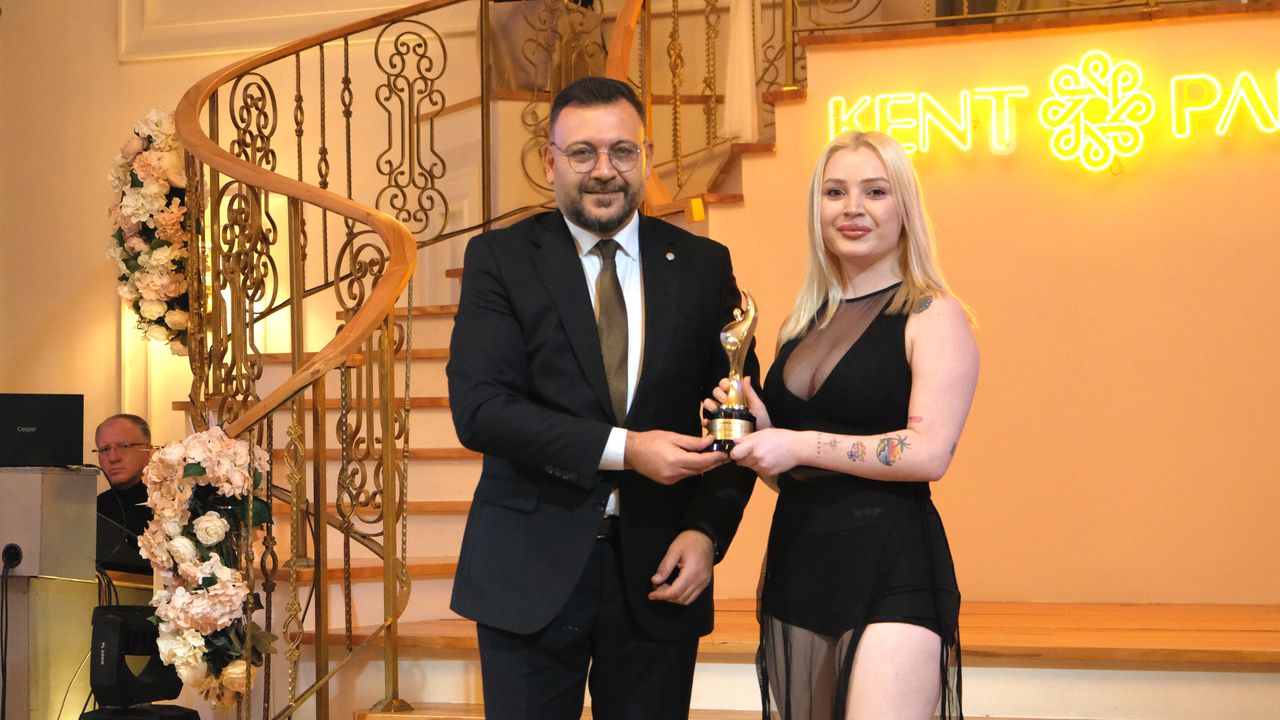 “En İyi DJ Ödülü”nün sahibi Fatma Tursunef