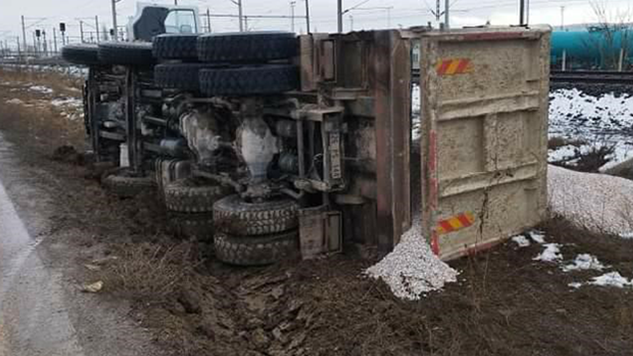 Eskişehir'de şarampole devrilen kamyonun sürücüsü yaralandı