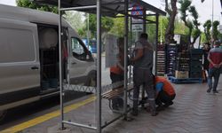 Otobüs durağı vandalların hedefi oldu