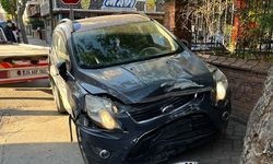 2 araç çarpıştı, en büyük hasarı park halindeki otomobil aldı