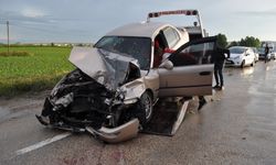 Otomobil oto kurtarıcıya çarptı: 3 yaralı