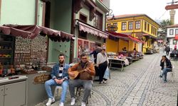Tarihi bölgede esnaf turistleri yöresel türküler söyleyerek karşılıyor