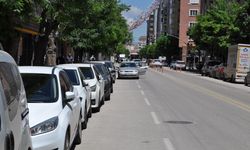 Mobilyacıların yoğun olduğu caddede otopark sıkıntısı yaşanıyor