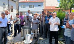 Yeşiltepe mahallesinde yüzlerce kişiye aşure dağıtıldı